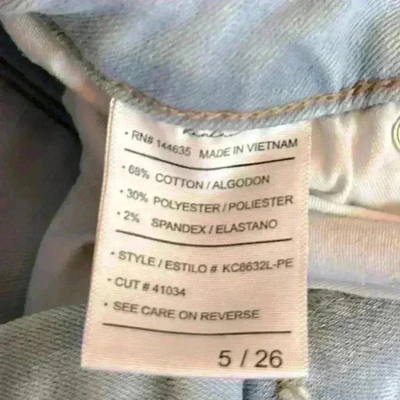 Kancan Mid-Rise Petite Flare Lightwash Lightly Distressed Button-Fly Petite Sz 5 - Picture 9 of 13